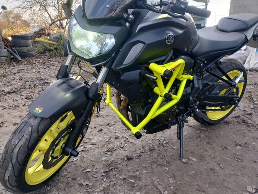 Yamaha MT 07 fluo akrapovic