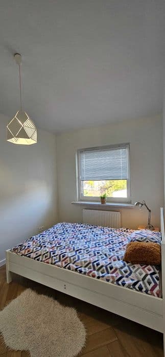 Mieszkanie z parkingiem: salon z kuchnią i pokój. Loretańska