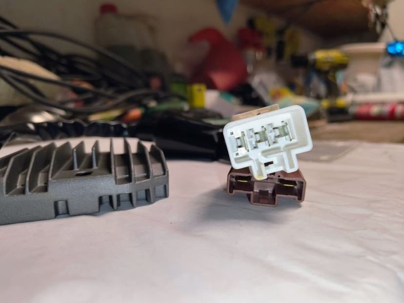 Części do Honda Varadero XL1000V: łozysko koła, regulator napiecia