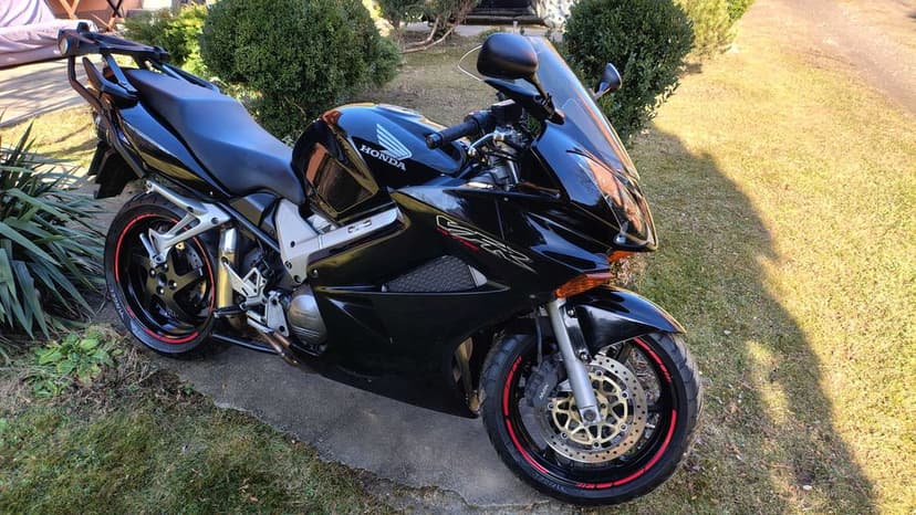 Honda VFR800 VTEC czarna piękna V4 pierwszy właściciel GIVI IDEALNY