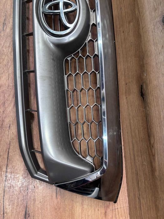 Grill atrapa zderzaka Toyota Hilux