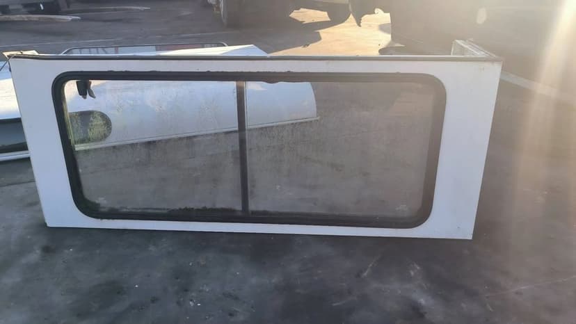 land rover defender 2000 tył strona lewa szyba tylna