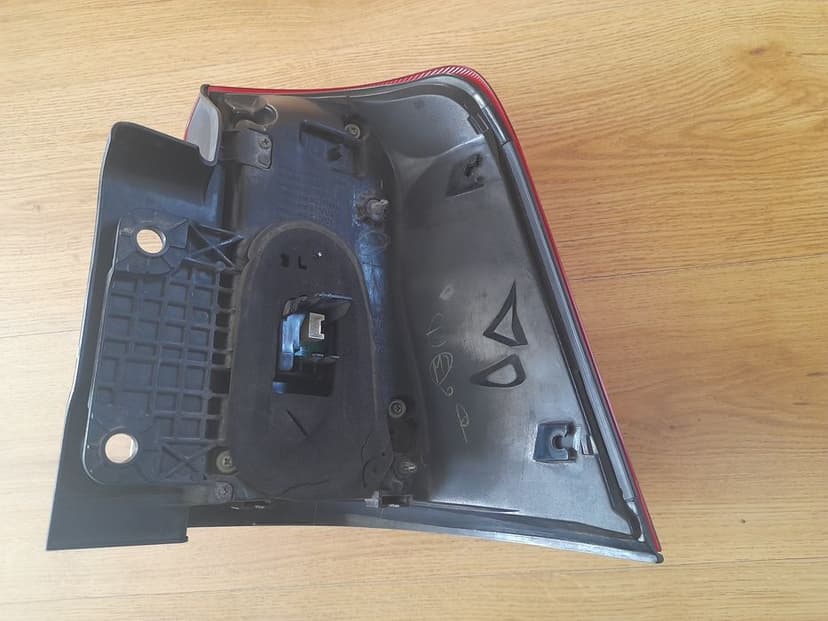 Lampa tylna lewa Toyota Land Cruiser.