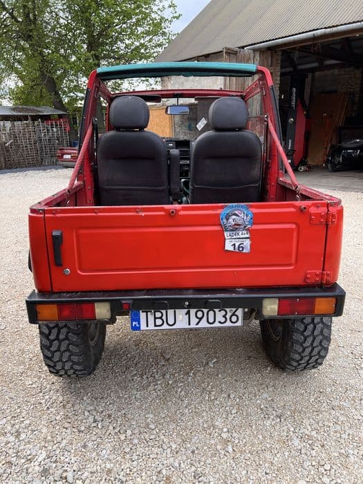 Suzuki samurai na sprezynach wspomaganie