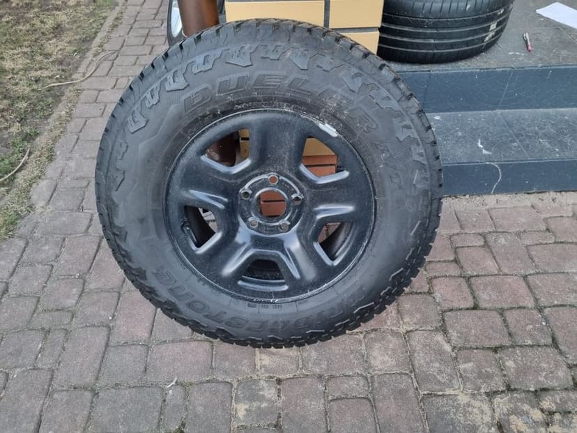 Jeep Wrangler kola felgi stalowe opony 245.75 17 Bridgestone Dueler