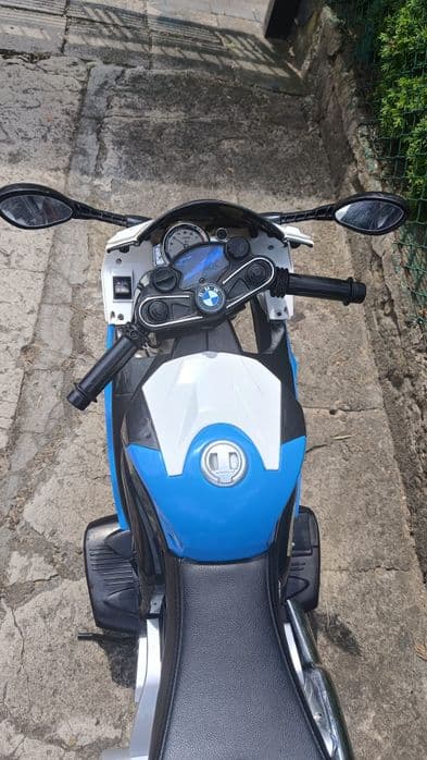 Motor BMW na akumulator niebieski