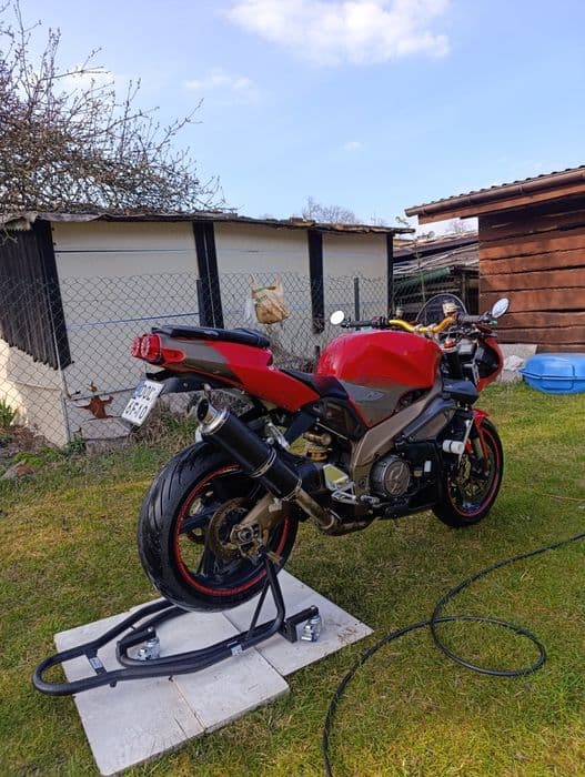 Aprilia rsv 1000 tuono
