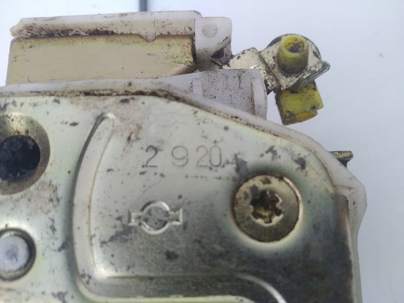 ZAMEK DRZWI PRAWY TYŁ NISSAN NAVARA D22