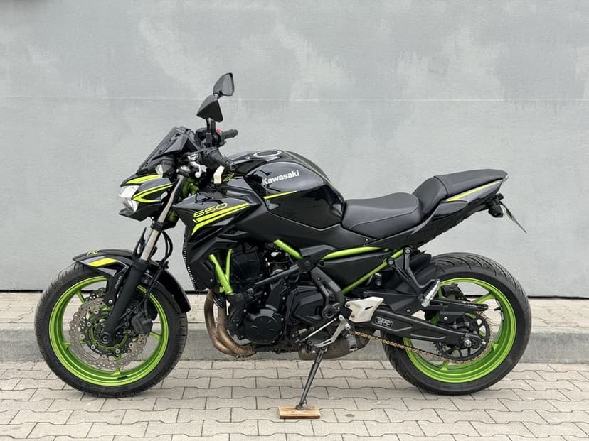 Kawasaki Z650 lift na A2 Akrapovič