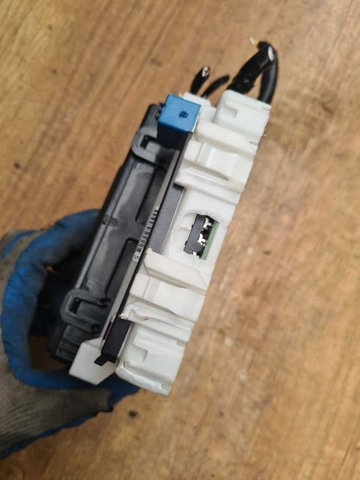 Suzuki Jimny IV 1.5 22r moduł komfortu BCM skrzynka bezpieczników