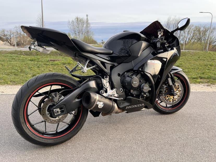 Honda CBR1000rr 2013r (bez ABS) wersja poliftowa, Stan bardzo dobry (nie r1, zx10r, s1000rr, rsv4)