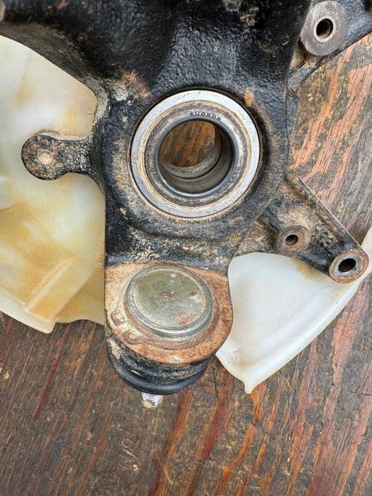 Honda TRX 420 / 500 / 520 Foreman zwrotnica lewa przod kola piasta OEM 2014-2024