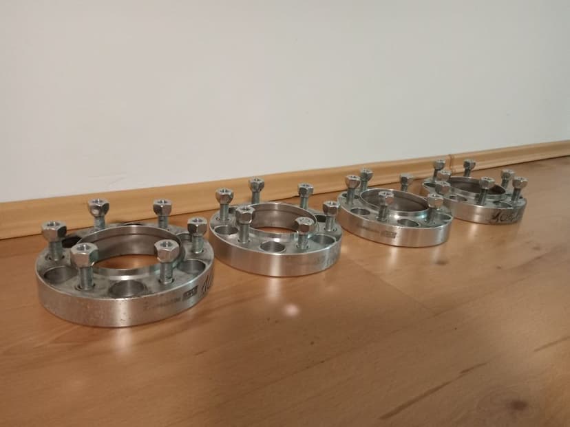 Dystanse z kołnieżem Toyota 4Runner Landcruiser Hilux 6x139,7 30mm