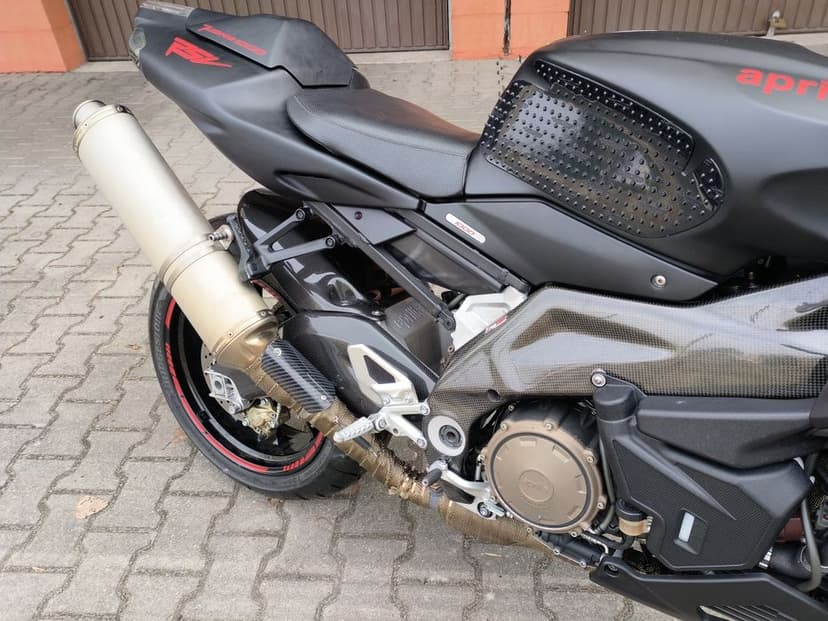 Aprilia Tuono (Carbon)