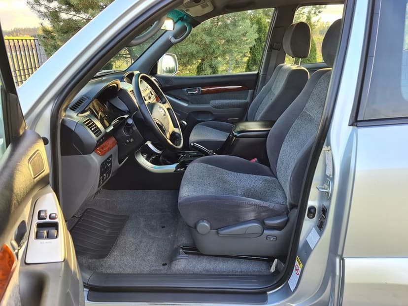 fotele kanapa środek wnętrze komplet 3 drzwi land cruiser 120 d4d lift