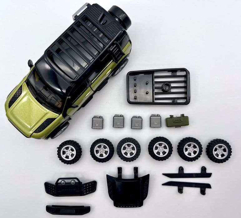 Land Rover Defender 110 model w skali 1:43 firmy CCA Models