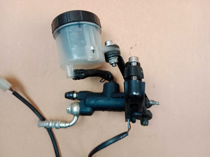 Aprilia RSV 1000 Tuono Pompa Hamulca Przedniego Przód  BREMBO 04-10