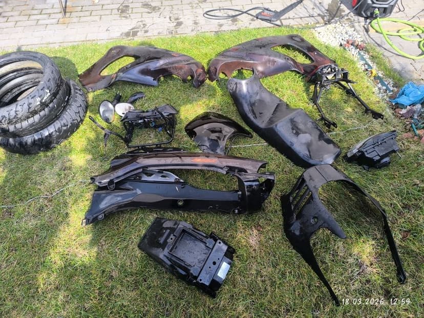 Suzuki GSX-F 750 GR78A – plastiki, lampy, zegary – komplet / cz