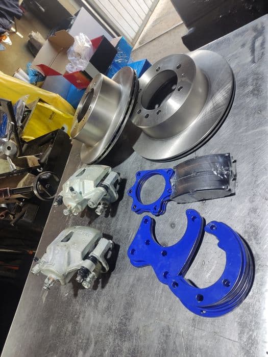 Zestaw hamulcowy hamulce tarczowe tył jarzma Nissan patrol k160 k260