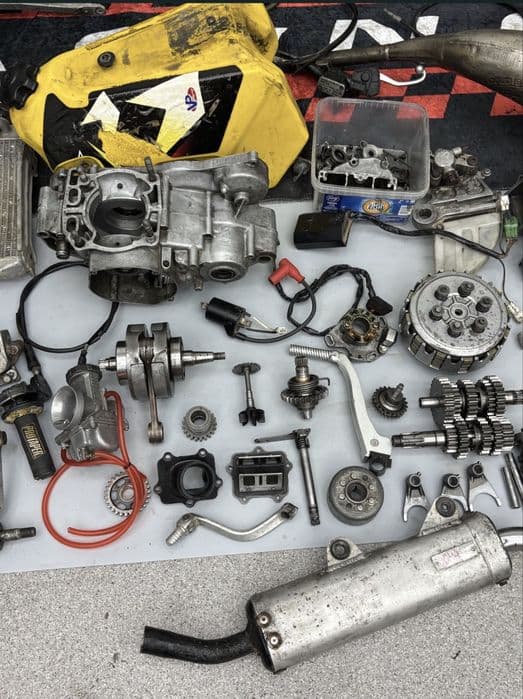 Dawca Części SUZUKI RM250 R 96-00 Cylinder Kartery Silnik Skrzynia Cylinder Głowica Zawór Wydechowy Kartery Dekiel Pół Karter Koło Rama