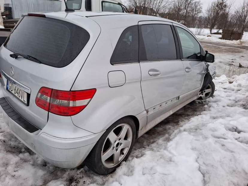 Uszkodzony Mercedes B180