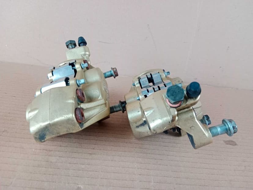 Aprilia Tuono RSV 1000 Mille Zaciski Hamulcowe Przód Brembo 02-05