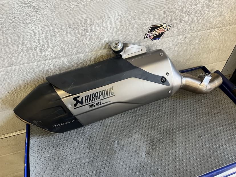 Wydech końcówka wydechu Akrapovic ducati multistrada v4 Akrapovic