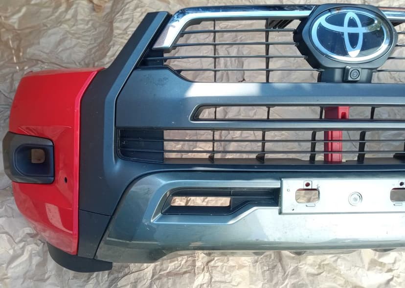 Toyota Hilux 8 Lift Zderzak Przedni Czerwony Invincible Kamera 2020