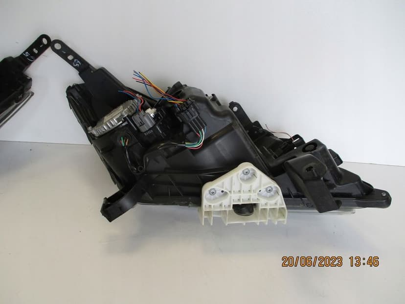 Lampa BI-XENON Nissan Navara PRAWA