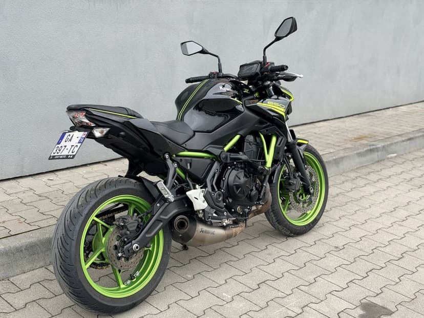 Kawasaki Z650 lift na A2 Akrapovič