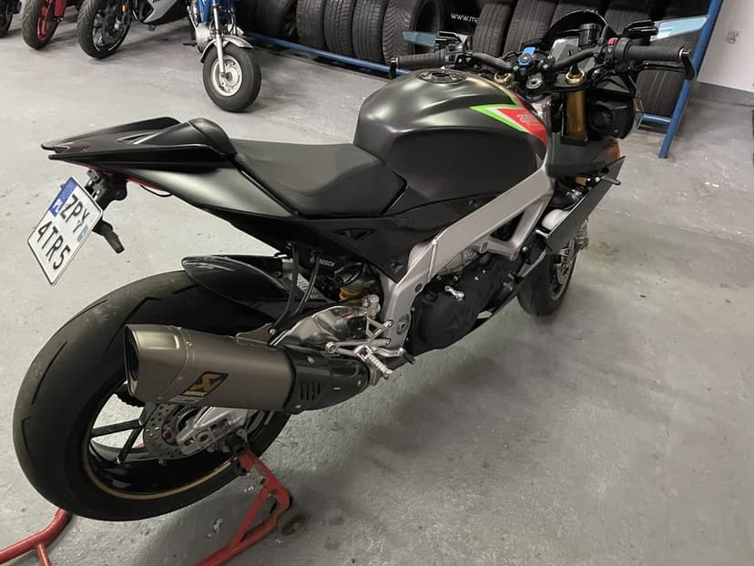 Aprilia tuono V4 1100 RSV4