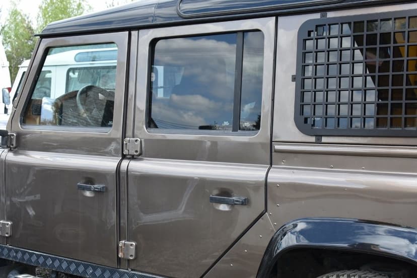 Przekładka Land Rover Defender UK na EU Części + Usługa