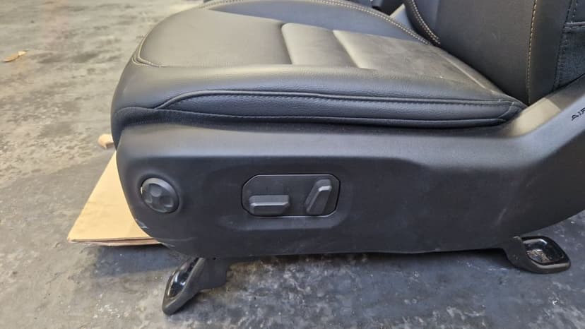 Fotele Jeep Wrangler JLU 4D Rubicon Sahara Sport