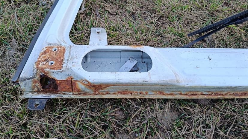 Suzuki Samurai Samuraj przednia ramka z mechanizmem wycieraczek