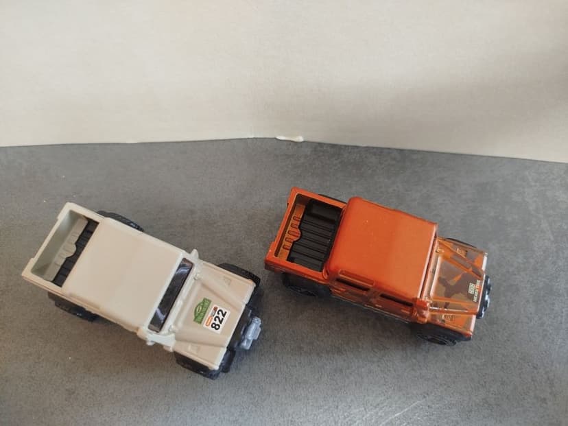 Hot Wheels '15 Land Rover Defender Double Cab FJV45 zestaw 2 pojazdów