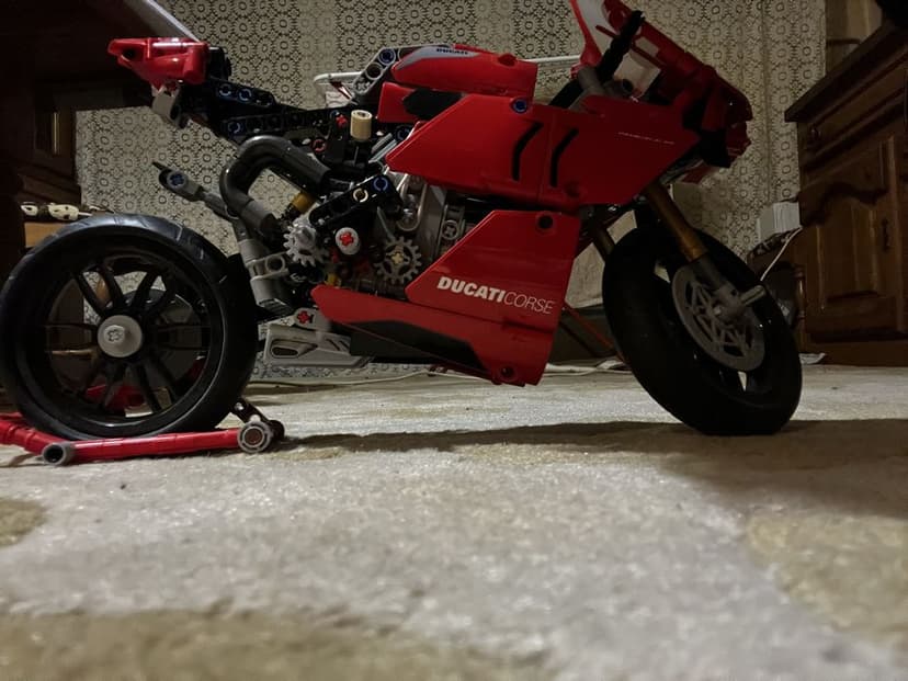Motor Lego Ducati Panigale V4 42107