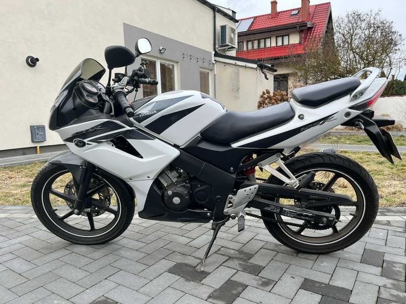 Sprzedam Hondę CBR 125R - zadbana, niski przebieg