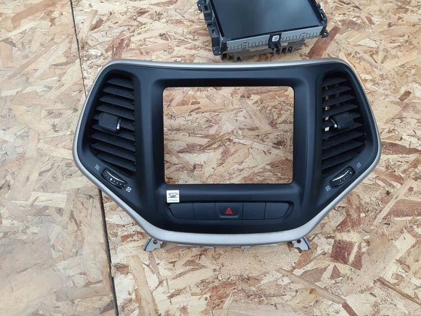 Ekran radio wyświetlacz Jeep Cherokee KL 13-18r USA ramka