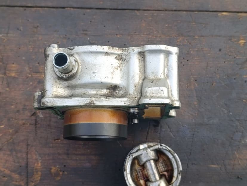 Cylinder Honda CBR 125 jc34 tło któreja silnika silnikowe części C5