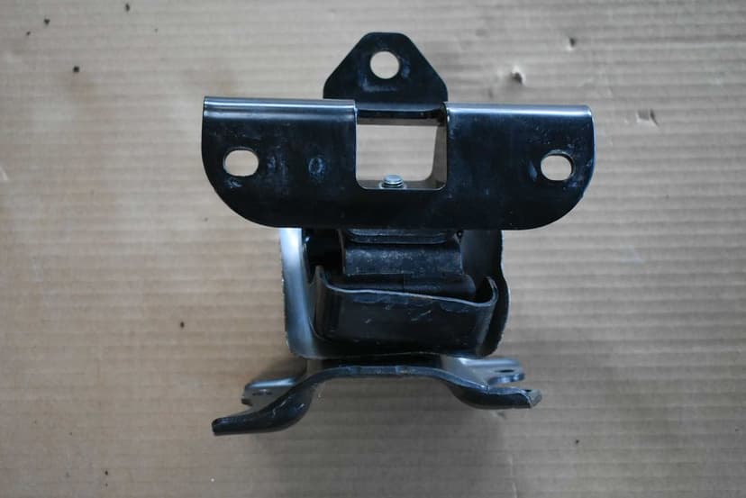 Suzuki Jimny 2019- IV 1.5 łapa silnika poduszka silnika