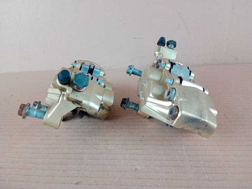 Aprilia Tuono RSV 1000 Mille Zaciski Hamulcowe Przód Brembo 02-05