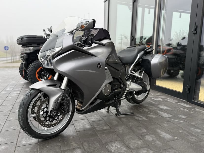 Honda VFR 1200f VFR 1200 DCT Niemcy z 2010r kufry 43 tys km