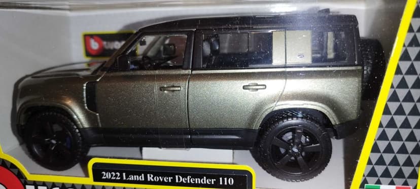 Bburago Land Rover Defender Green 2022r, skala 1:24.