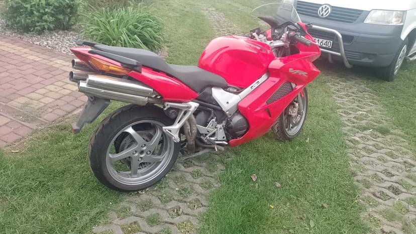Honda vfr 800 rok 2005