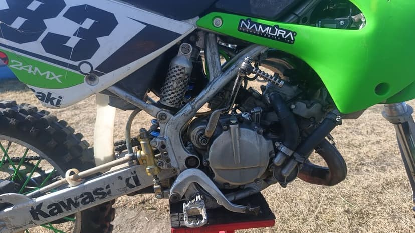 Kawasaki KX80 / KX85 cross 2T 30km – dużo części, stojak