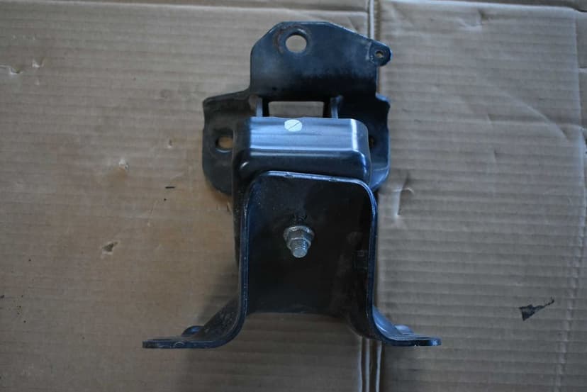 Suzuki Jimny 2019- IV 1.5 łapa silnika poduszka silnika