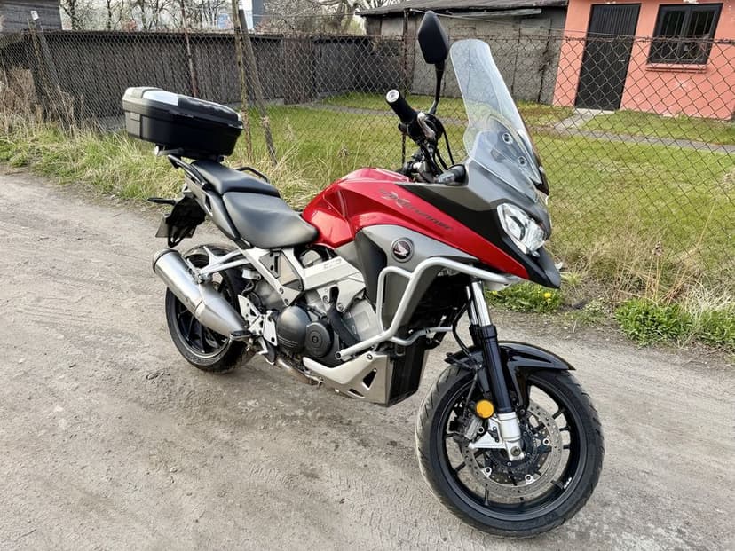 Honda VFR 800X Crossrunner – Sportowa Dusza, Adventure'owy Styl!