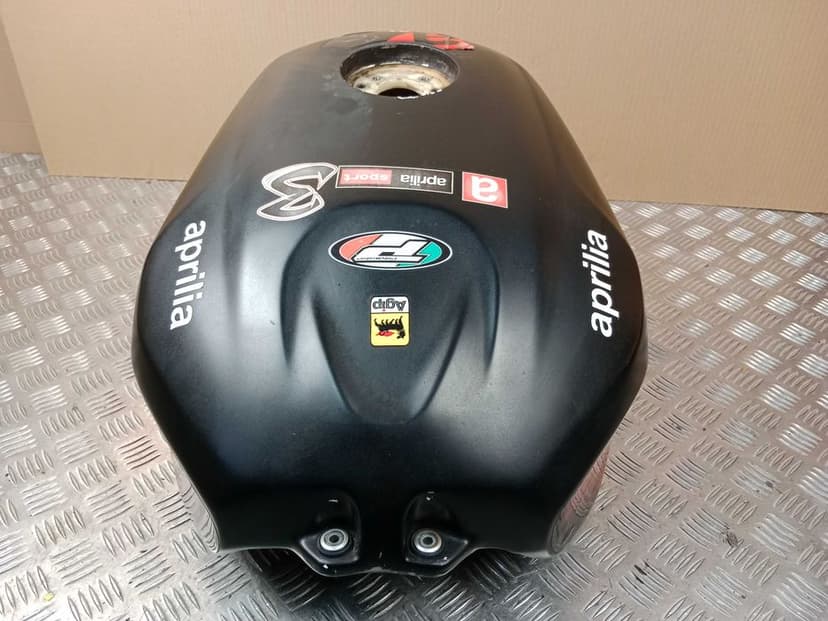 Aprilia RSV 1000 Tuono Zbiornik Paliwa Bak Paliwa 04-10