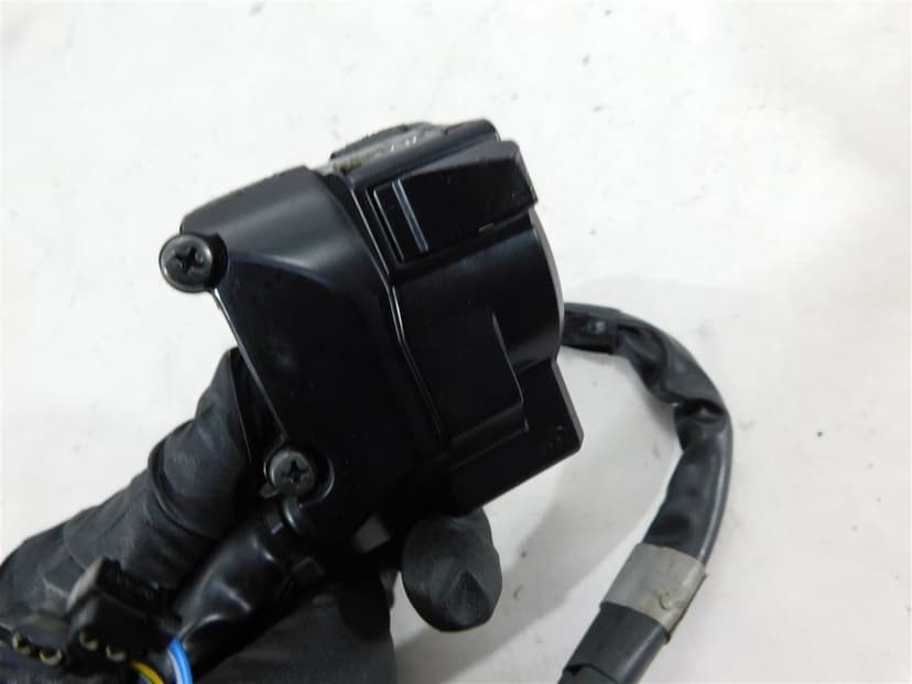 PRZEŁĄCZNIK LEWY PRZÓD YAMAHA YZF-R1M RN32 15-20 U-11 2CR839690100
