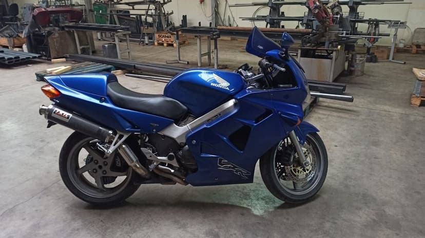 Honda VFR 800 Fi  2000r opony dot 23